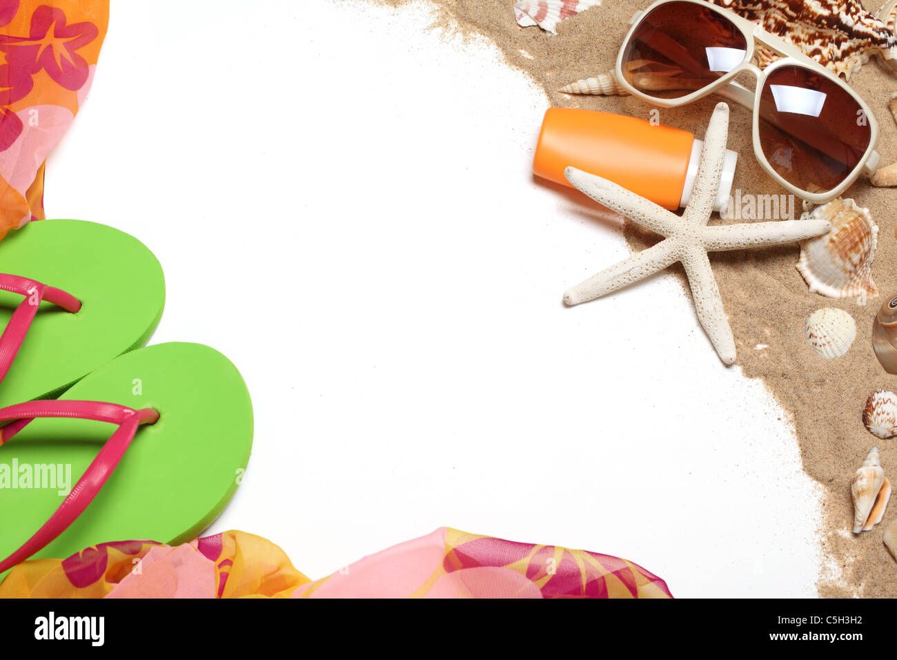 Flip Flops, Schal, Sonnenbrille, Sonnencreme, Muscheln mit Sand, Textfreiraum für Ihren Text. Stockfoto