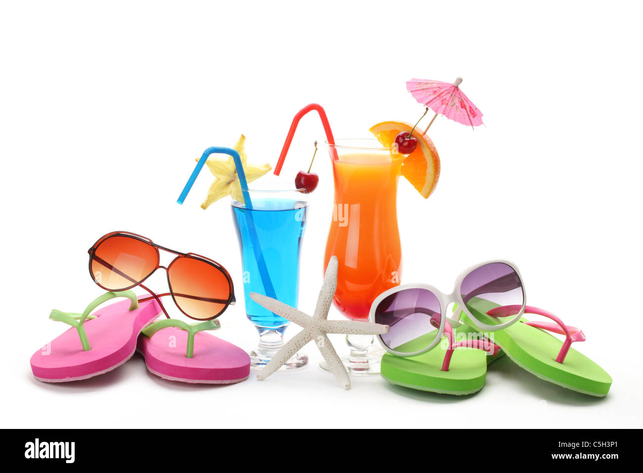 Tropischer Sommergetränk, Sonnenbrille und Flip Flops auf weißem Hintergrund. Stockfoto