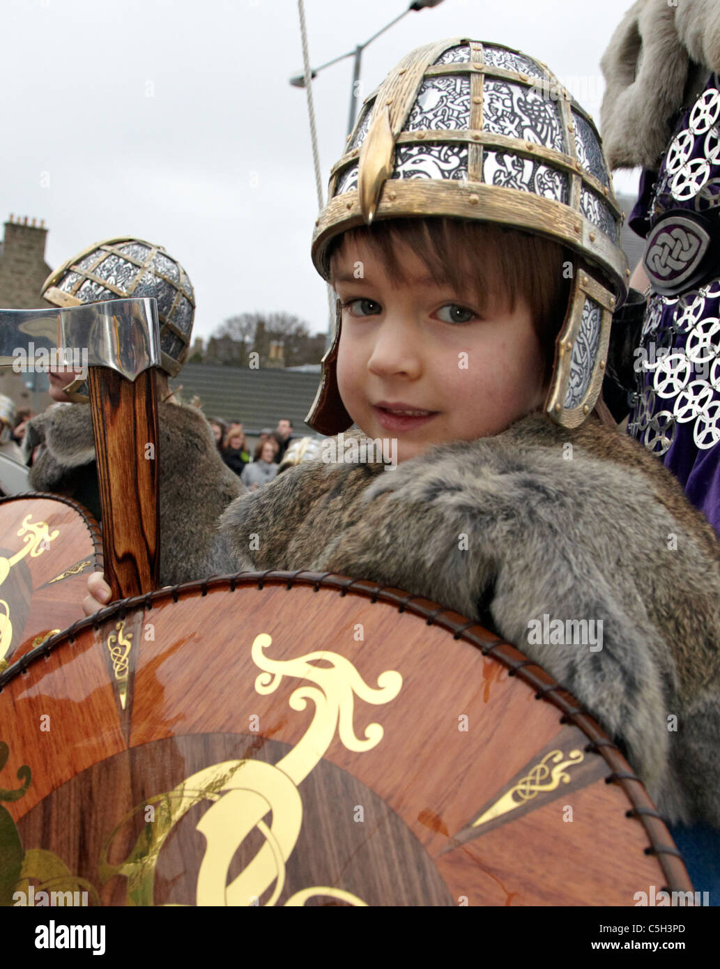 Junge Wikinger an der Up Helly Aa Feuer Festival Shetland-Inseln Stockfoto