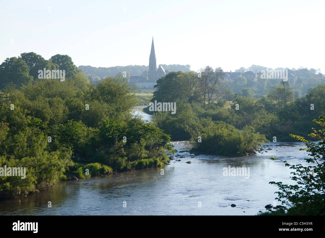 Fluss-Tweed und Kelso Stadt in Ferne Stockfoto