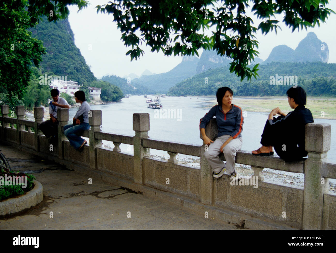 chinesische Touristen warten auf Kreuzfahrtschiffen auf Li-Fluss China Stockfoto
