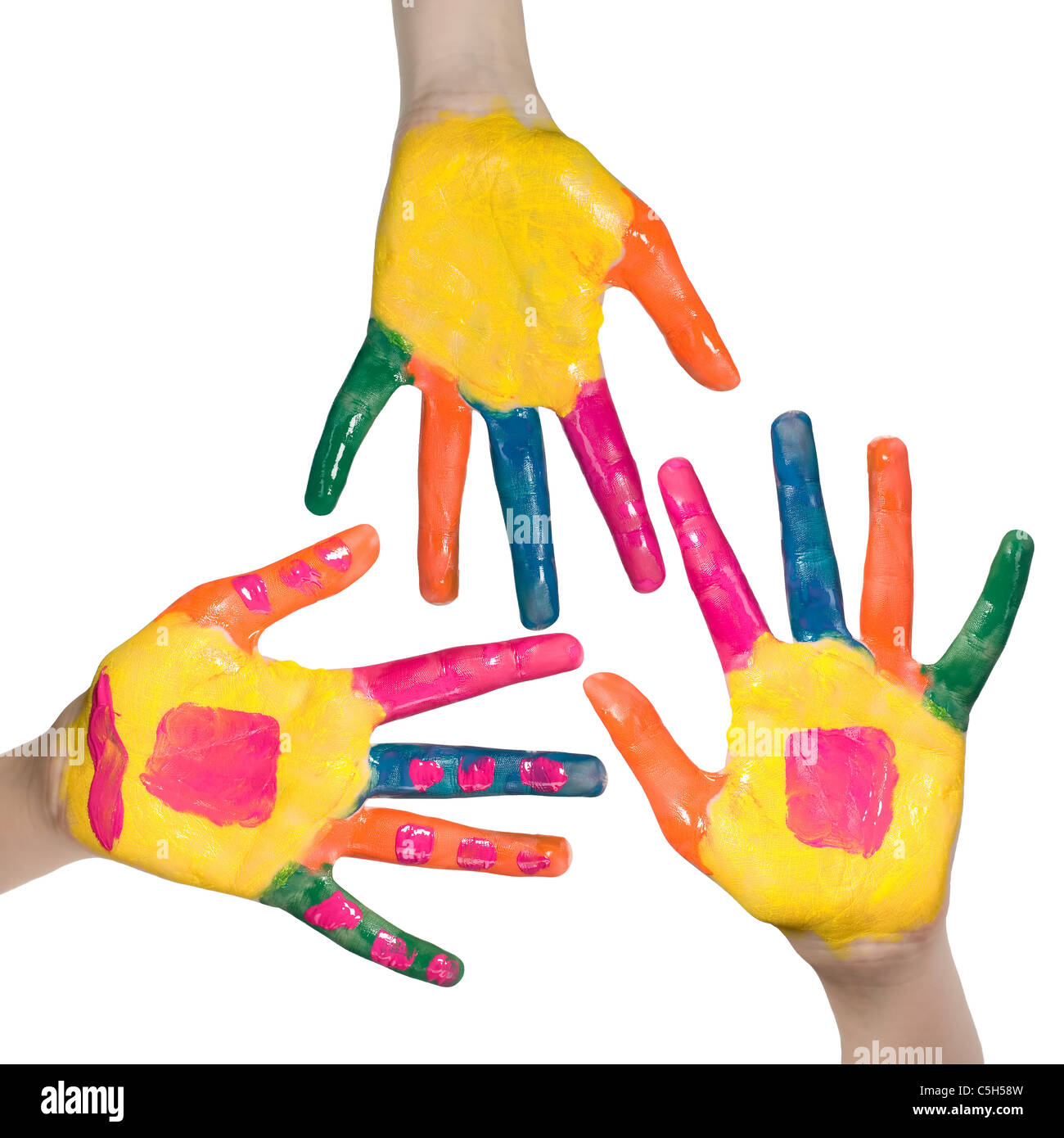 Kinderhände sind mit verschiedenen Farben bemalt. Stockfoto