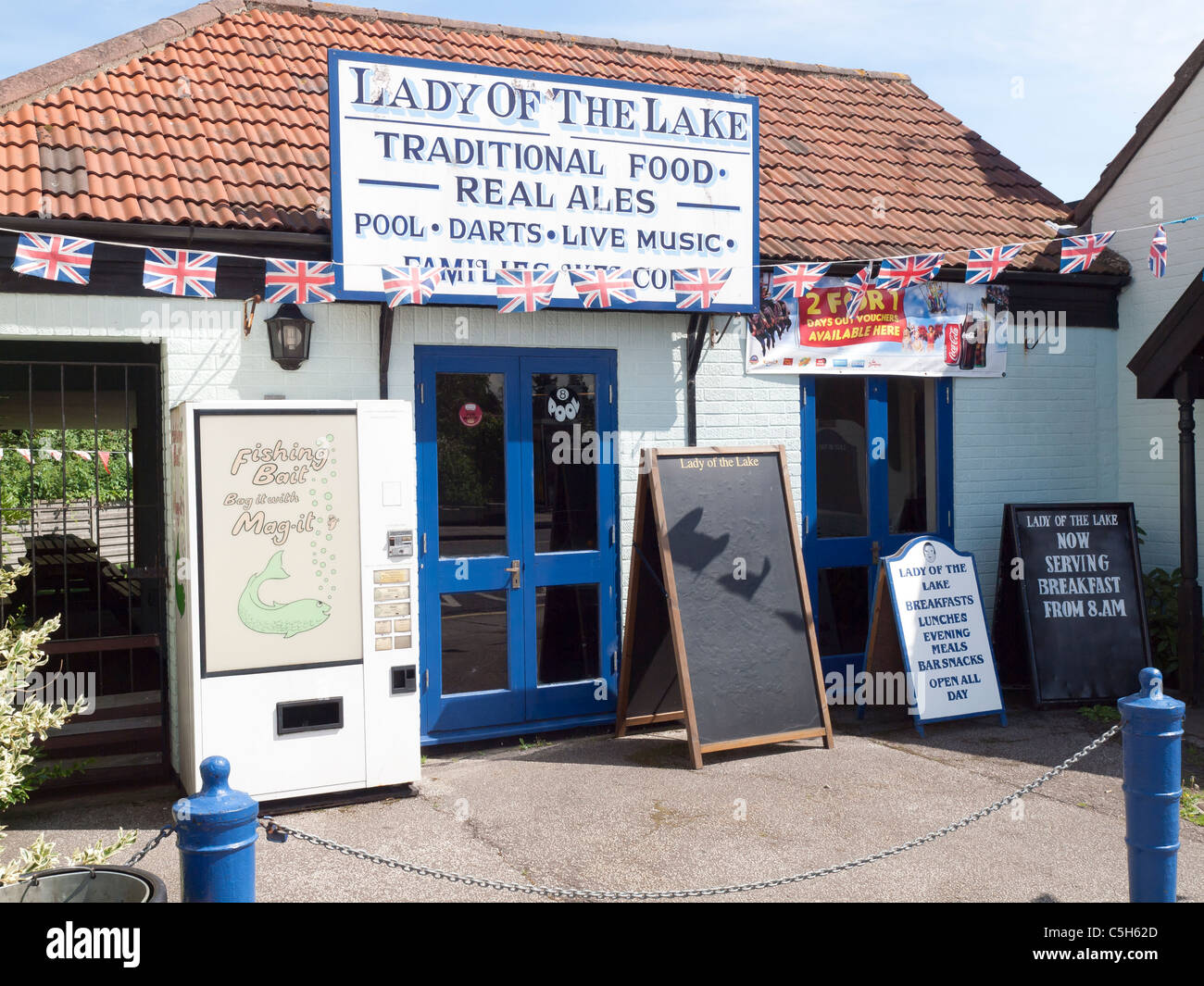 Ein am Ufer Pub am Oulton Broad bietet Essen trinken und Unterhaltung mit einem Köder für den Fischfang Abgabe Maschine außerhalb Stockfoto