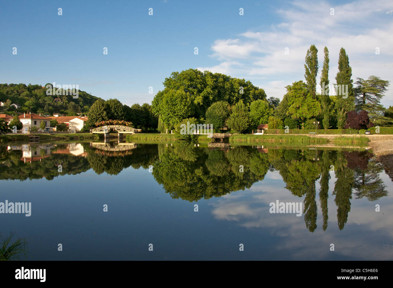 Spiegelungen im See Lalinde Dordogne Aquitanien Frankreich Stockfoto