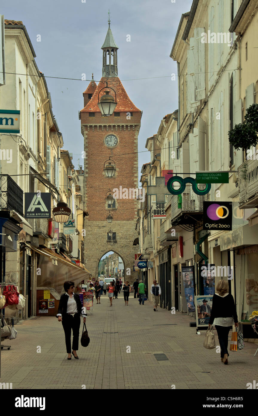 Clock Tower und Fußgängerzone Villeneuve Gironde Frankreich Stockfoto