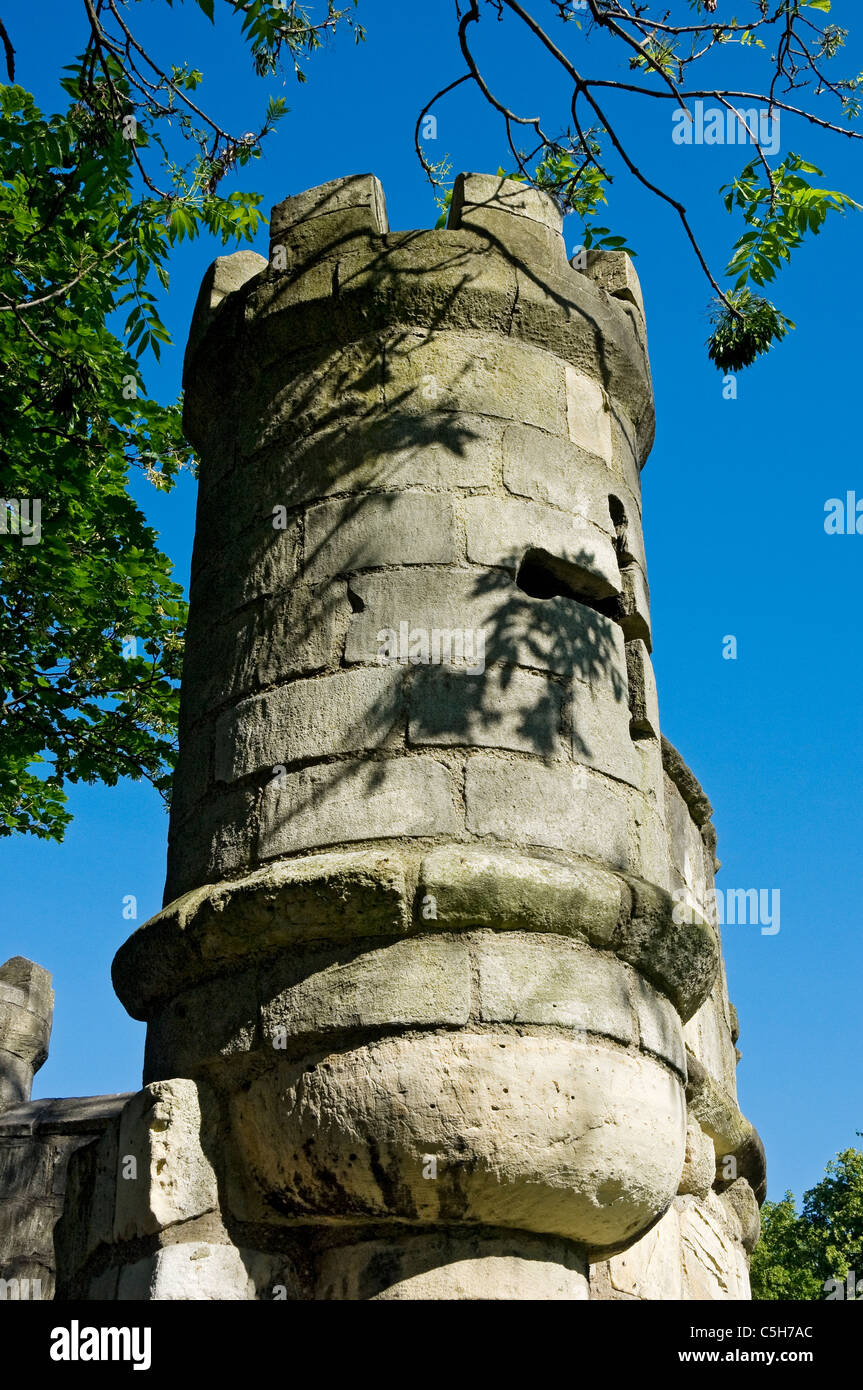 Nahaufnahme der Türmchen Detail auf der Stadtmauer in Summer York North Yorkshire England Großbritannien GB Groß Großbritannien Stockfoto