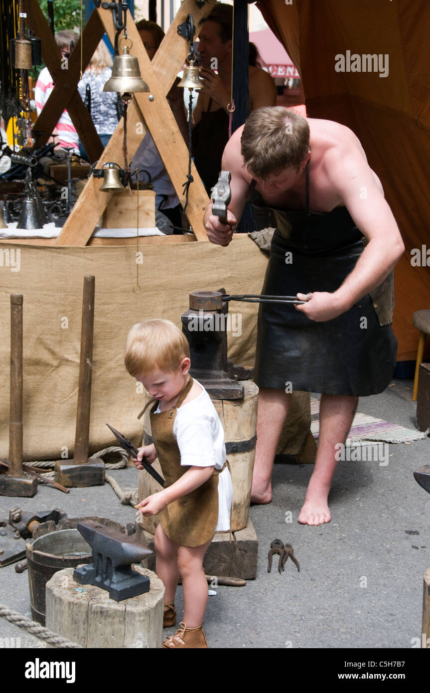 Vater und Sohn zeigen mittelalterliche Metallarbeiten an der