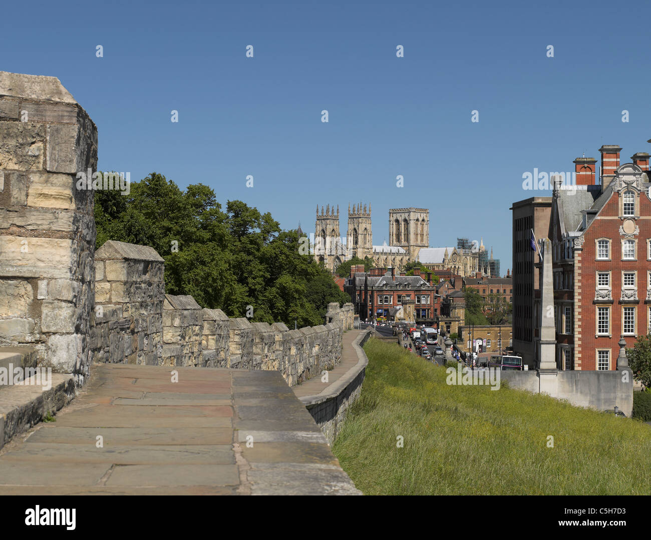 Fußweg entlang der Stadtmauer und dem Münster in Summer York North Yorkshire England Großbritannien GB Groß Großbritannien Stockfoto