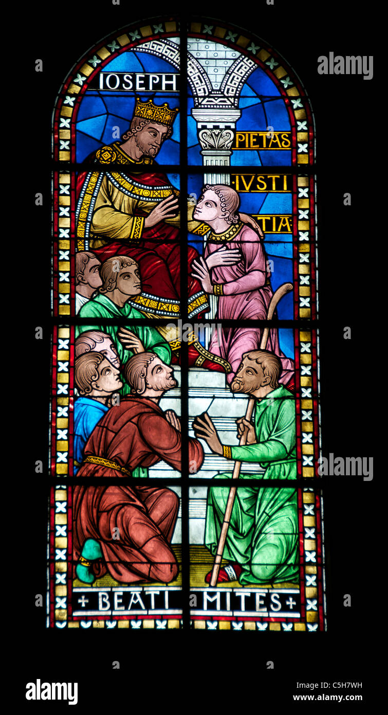 Beflecken Sie Glasfenster St. Front Kathedrale Périgueux Aquitanien Frankreich Stockfoto