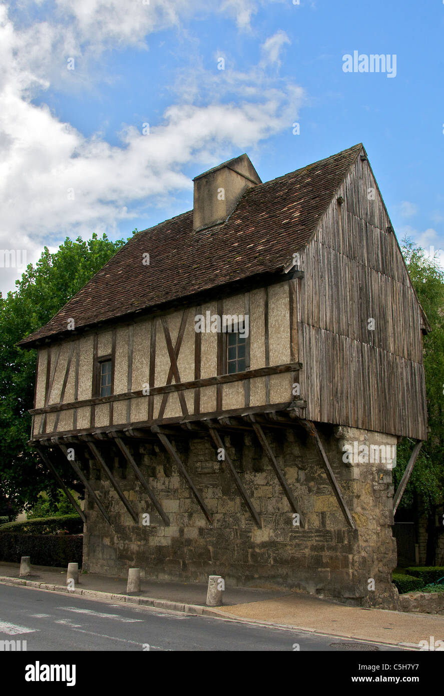 Ungewöhnliche Haus auf alten Steinmauer Périgueux Aquitanien Frankreich Stockfoto