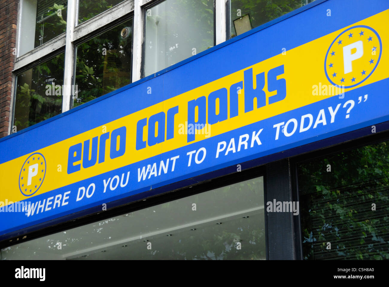 Parkhäuser Eurozeichen, London, England Stockfoto