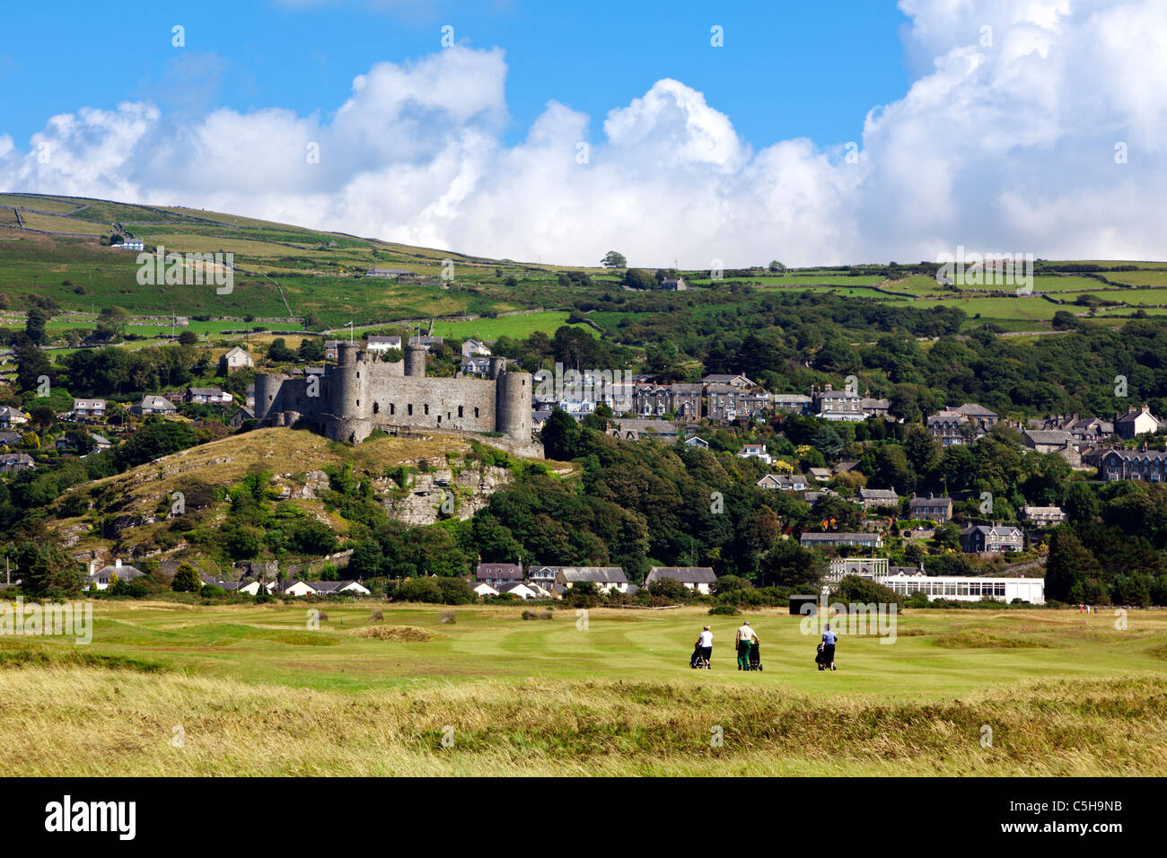 Harlech Castle und Dorf, Royal St Davids Golf Club im Vordergrund Stockfoto