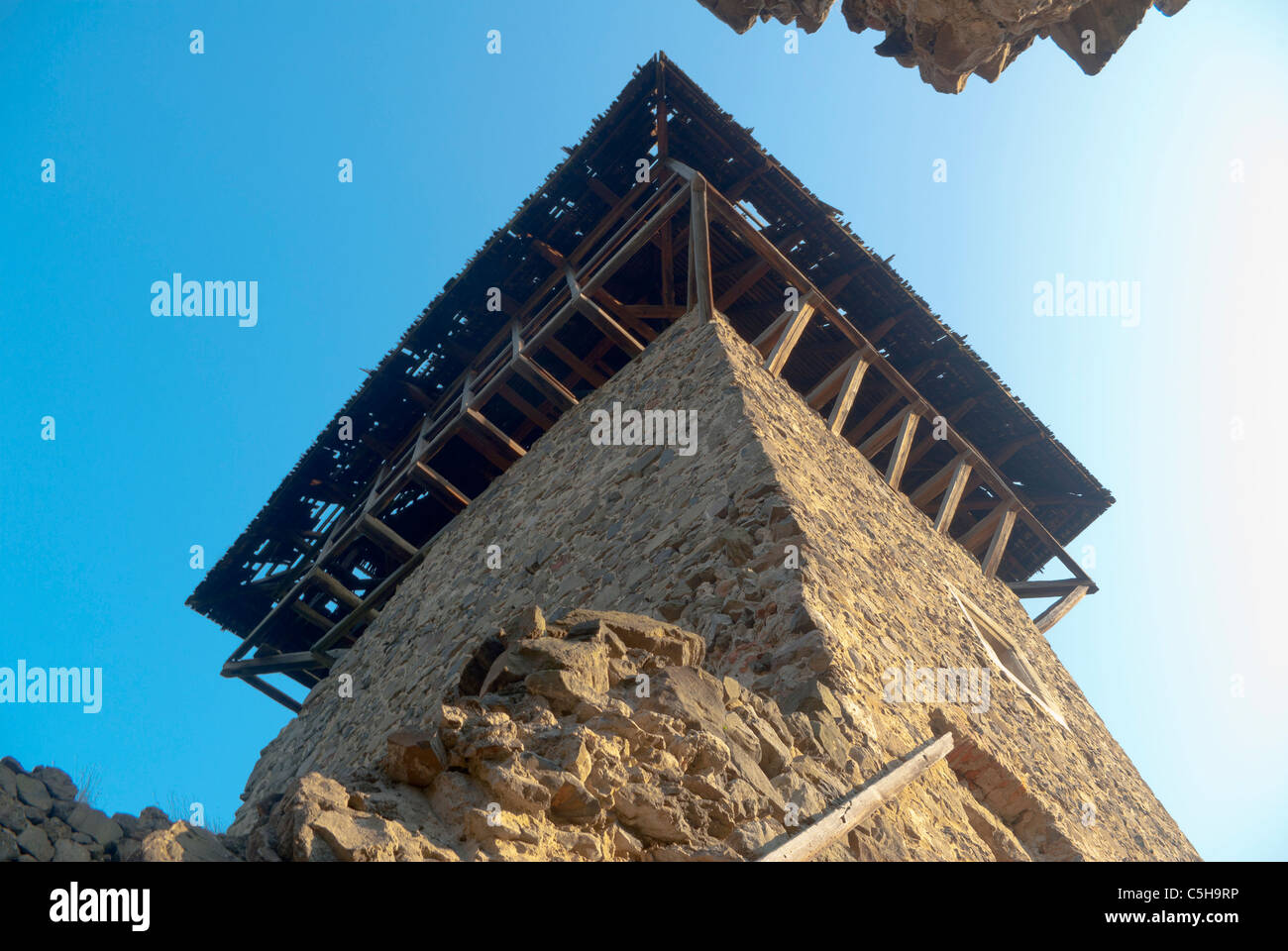 Ruinen des XIII Jahrhunderts Burgturm. Berge von Transkarpatien, Ukraine. Stockfoto