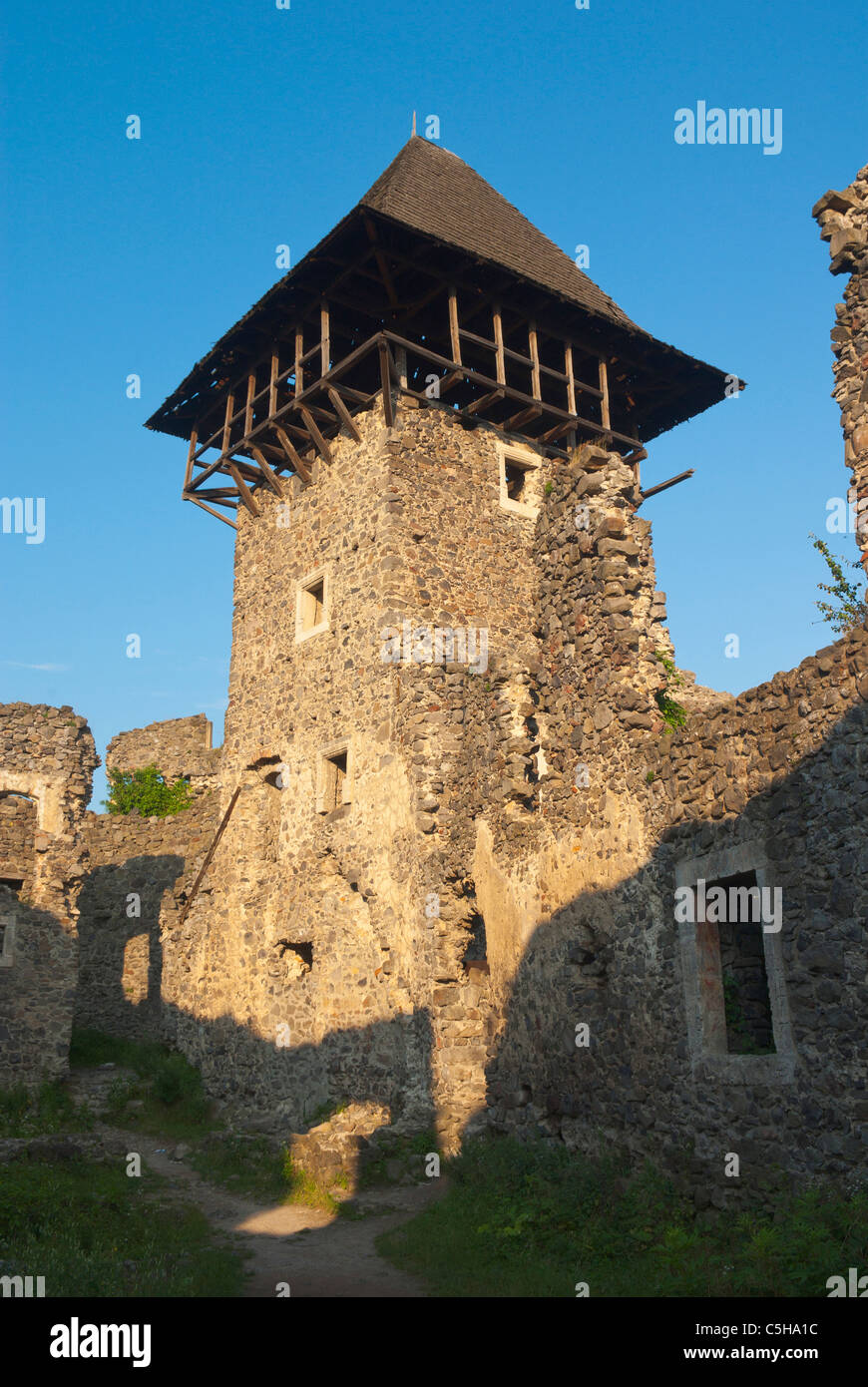 Ruinen des XIII Jahrhunderts Turmburg. Berge von Transkarpatien, Ukraine. Stockfoto