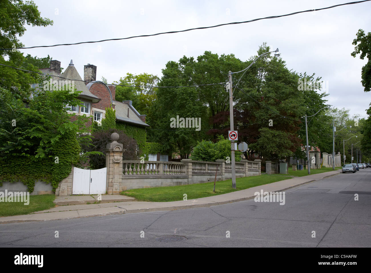 teure exklusive Wohnstraße im südlichen Hügel in der Nähe von Casa Loma Bezirk Toronto Ontario Kanada Stockfoto