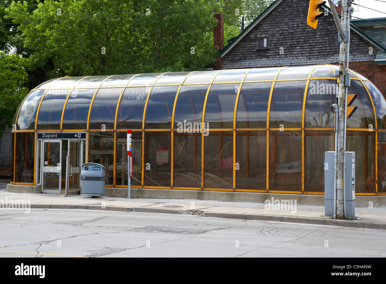DuPont Ttc bedeckt u-Bahn Station Eingang Toronto Ontario Kanada Stockfoto