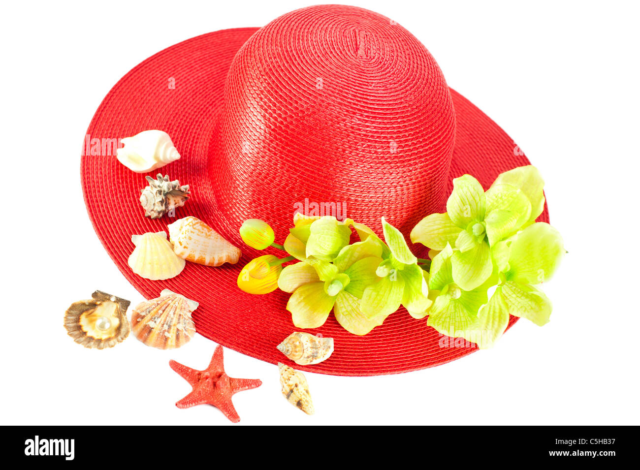 Frau Sommer rote Strohhut mit Orchideenblüten und Muscheln isoliert auf weißem Hintergrund Stockfoto