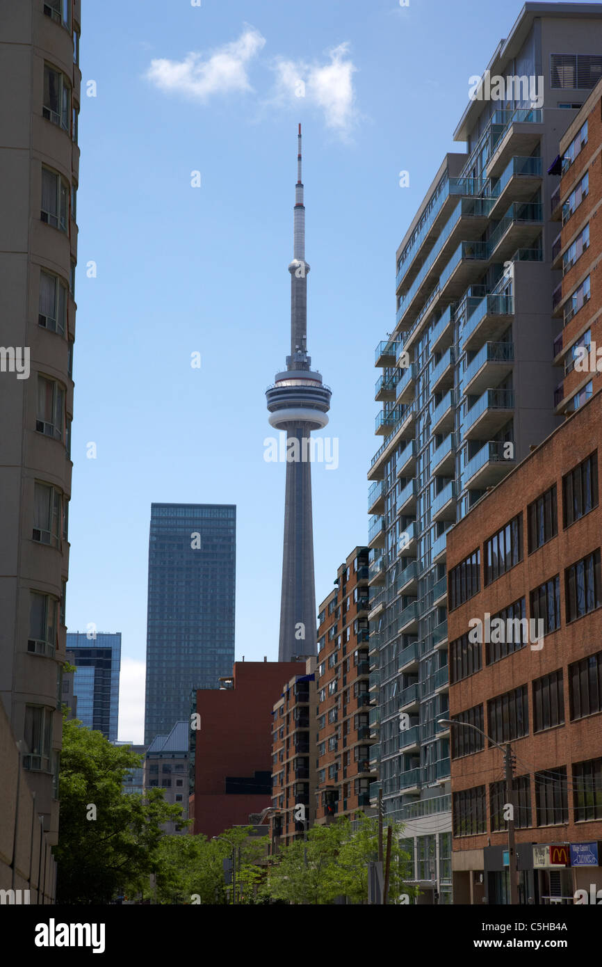 blickte St. Patricks Street in Richtung der Cn Tower downtown Toronto Ontario Kanada Stockfoto