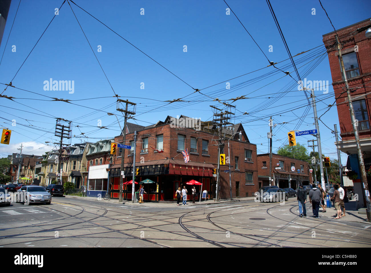 der Dorfkneipe Idioten an der Kreuzung der Mccaul und Dundas Street mit obenliegenden Straßenbahn Linien Toronto Ontario Kanada Stockfoto