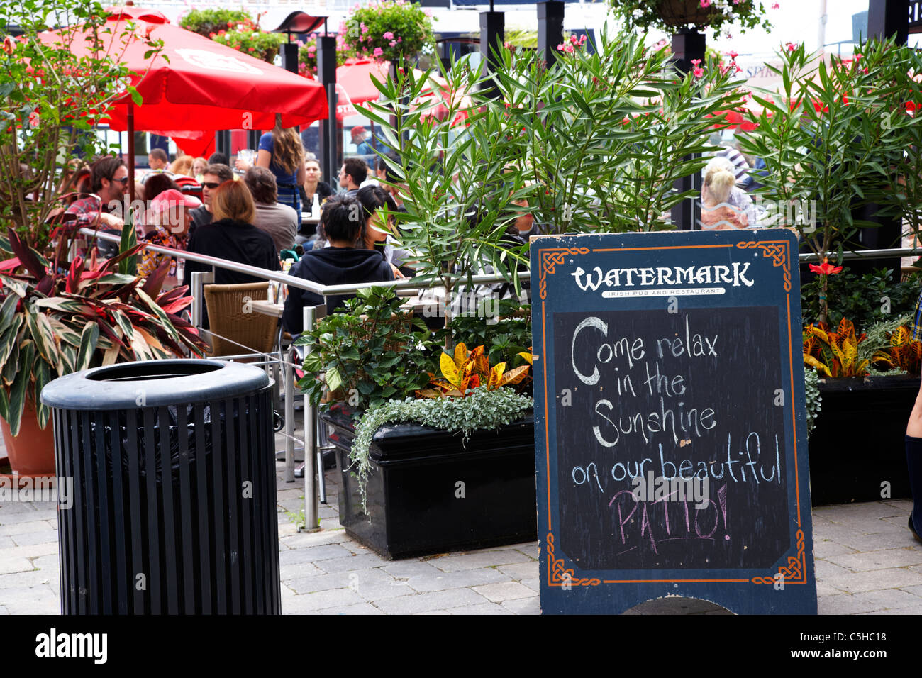 Wasserzeichen, irischer Pub-Bar und Restaurant Terrasse außerhalb von Toronto Ontario Kanada Stockfoto