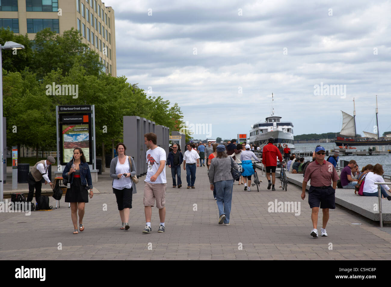 Promenade an der Harbourfront centre Toronto Ontario Kanada Stockfoto
