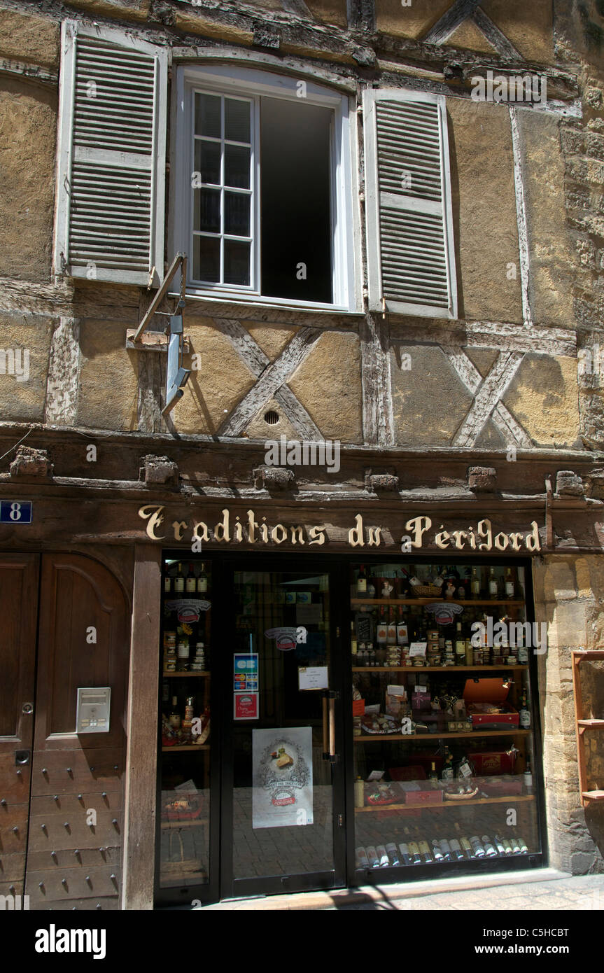 Ladenfront im alten Holzrahmen Gebäude Sarlat la Caneda Perigord Frankreich Stockfoto