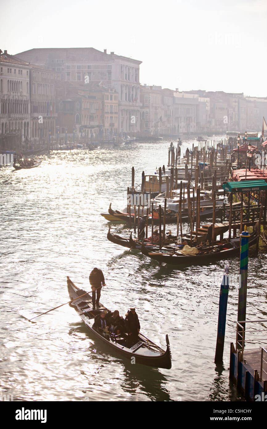Eine Gondel und Boote auf dem Canal Grande, Venedig, Italien Stockfoto