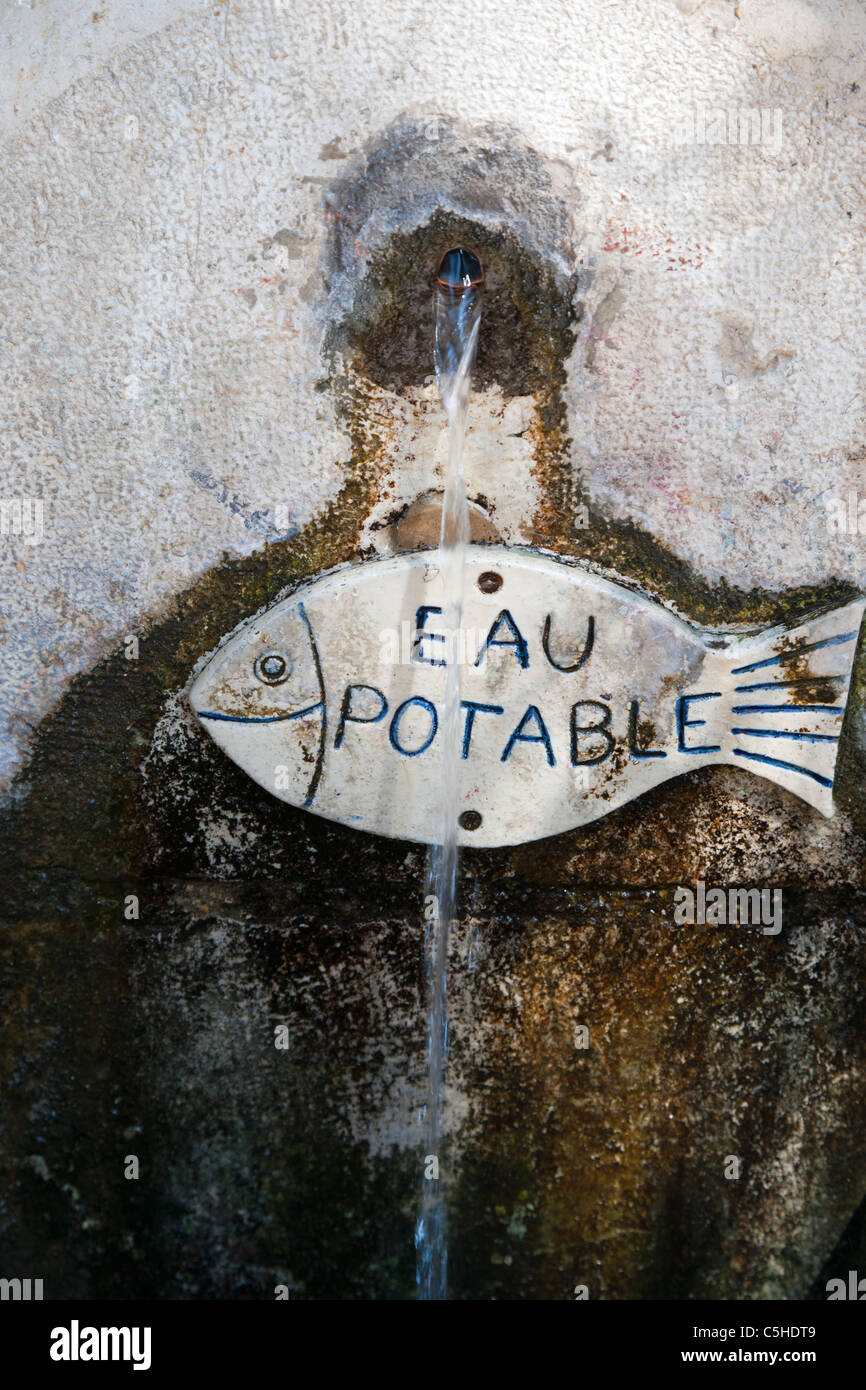 Trinkwasser-Brunnen mit Eau potable Schild, St Paul de Vence, Provence, Frankreich Stockfoto