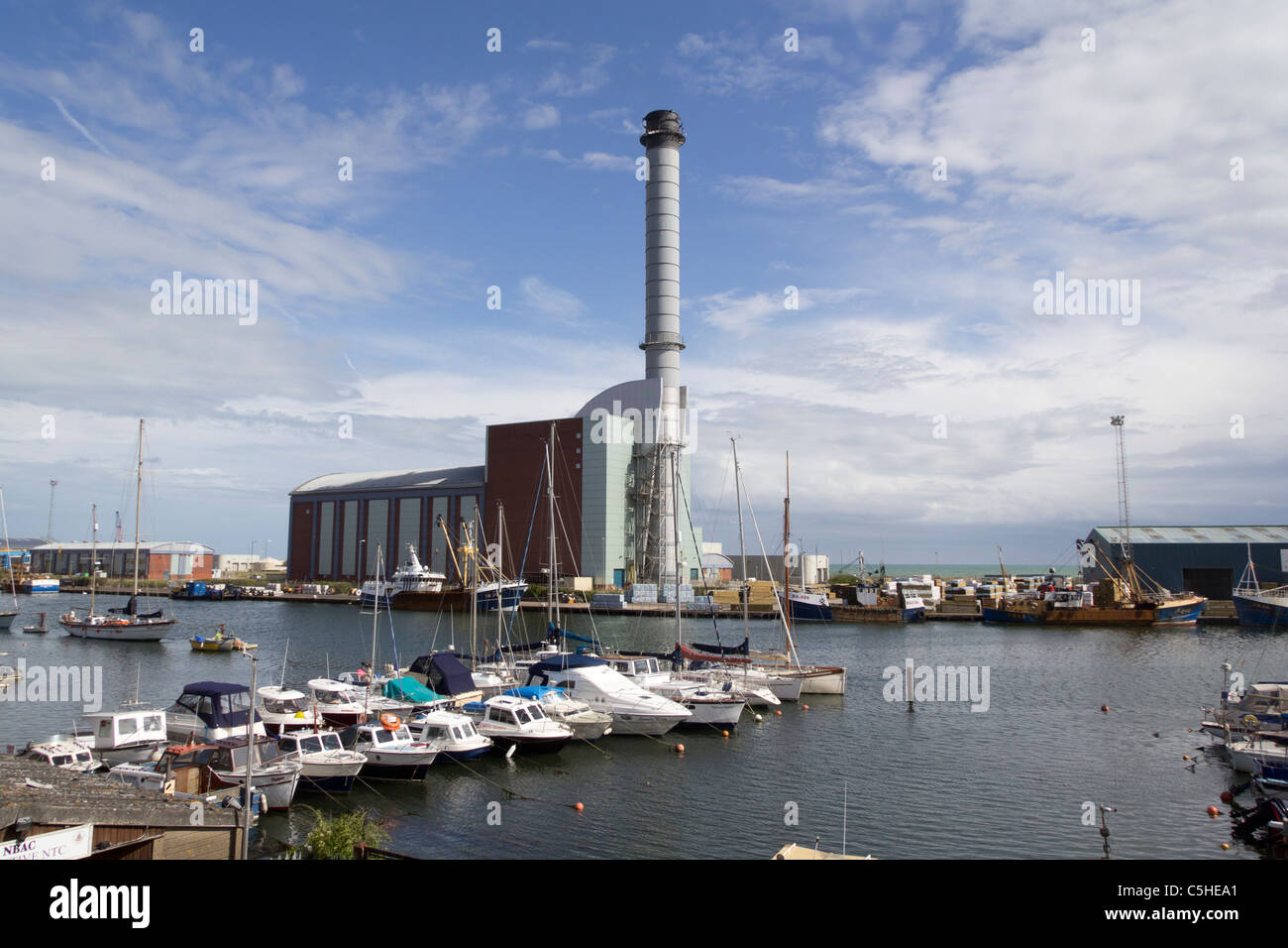 Shoreham Kraftwerk mit der Lady Bee Marina im Vordergrund Stockfoto