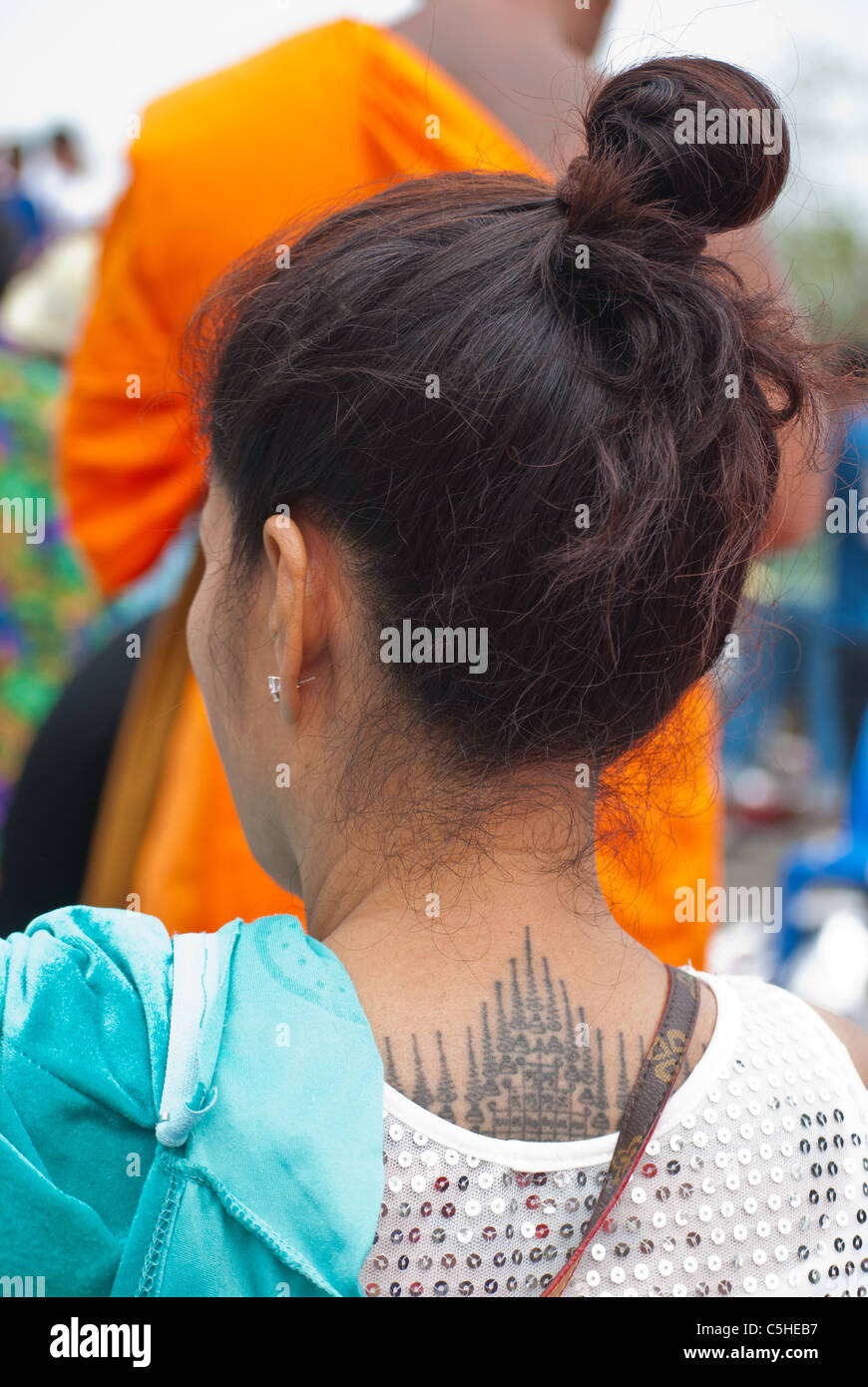 Eine Frau mit Sak Yant, die Heiligen Tattoo auf dem Rücken Stockfoto