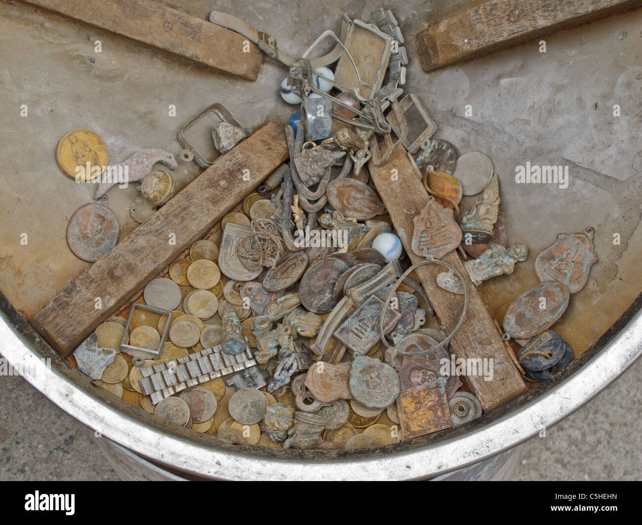 Alte Münzen und Amulette, die von Einheimischen in Wat Bang Phra auf Wai Khru Festival verkauft Stockfoto