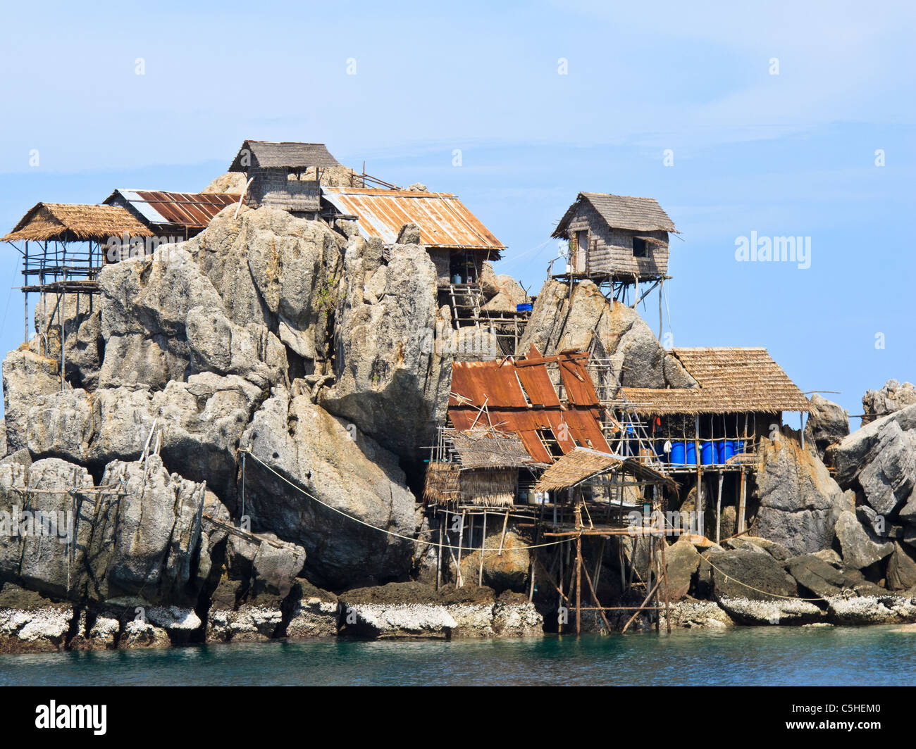 Häuser der Vogelnest Sammler auf einem steinigen Insel von Chumphon-Meer. Stockfoto