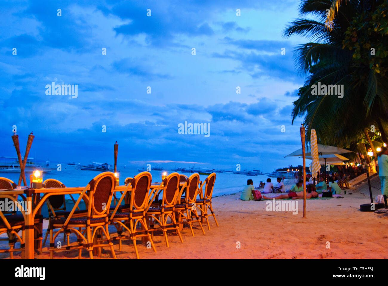 Am Strand Tisch eines Restaurants auf der Insel Panglao, Bohol Stockfoto