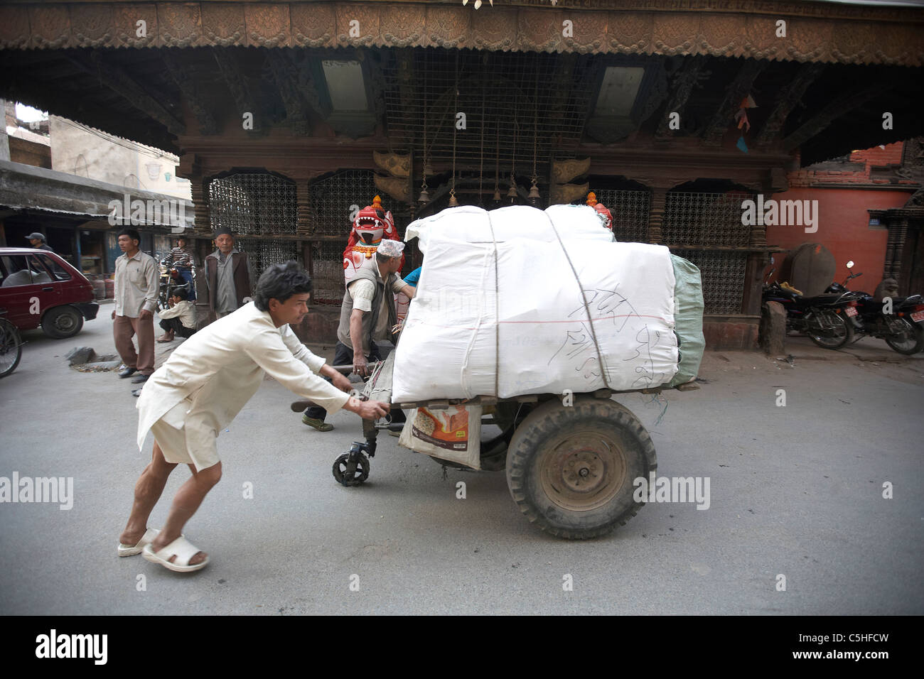 Der Mann schob einen Wagen mit einer schweren Last, Kathmandu, Nepal, Asien. Stockfoto