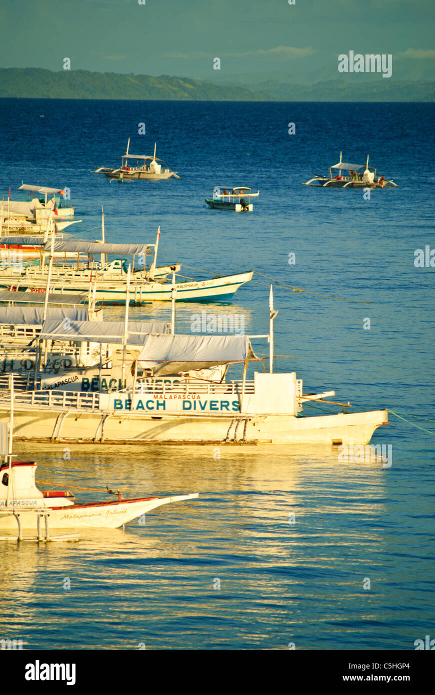 Ausleger als Tauchboote auf Malapascua Island, Philippinen Stockfoto
