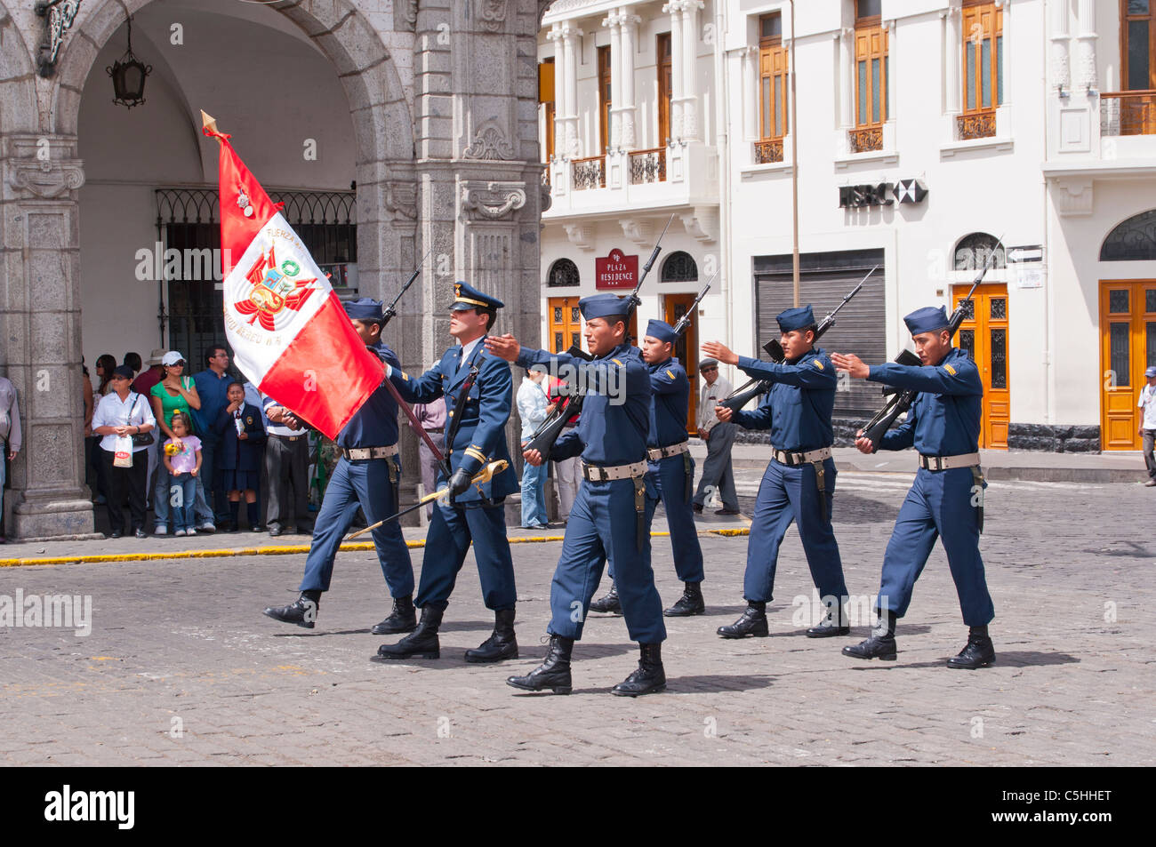 Eine Militärparade auf den Straßen von Arequipa, Peru, Südamerika. Stockfoto