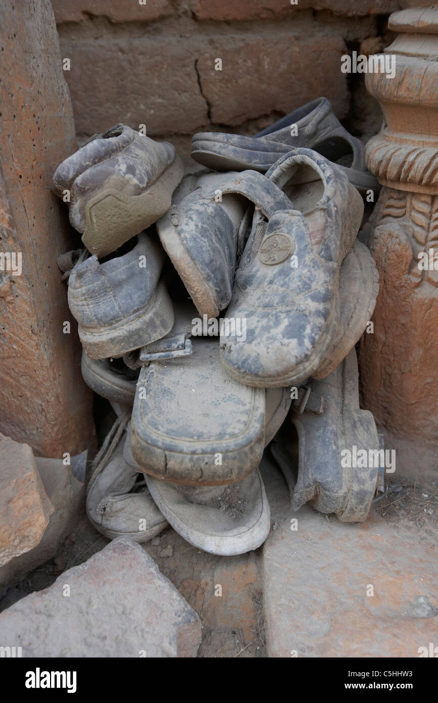 Ein Haufen von alten Schuhe bei der Newari-Stil-Pagode von Lakshmi Mishwar Mahadav am Fluss Bagmati, Kathmandu, Nepal Stockfoto