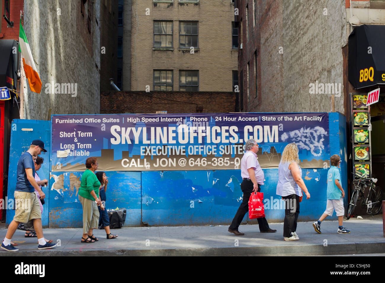 Fußgänger passieren ein Banner Werbung Büroflächen zur Miete in Lower Manhattan in New York Stockfoto