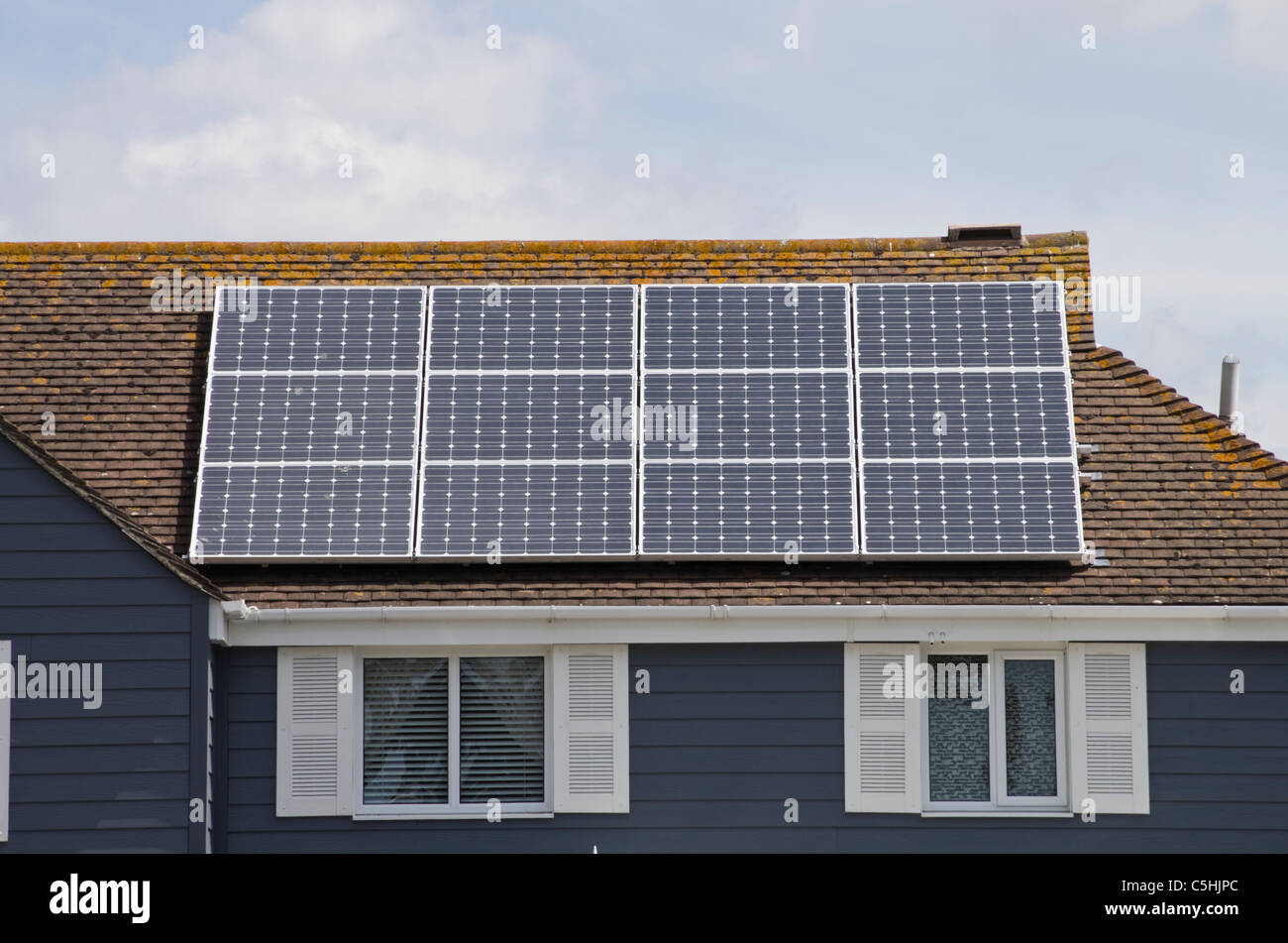 Zwölf Photovoltaik Solar Panels auf eine energieeffiziente Eco home haus dach Wohn- eigentum. West Sussex, England, Großbritannien, Großbritannien Stockfoto