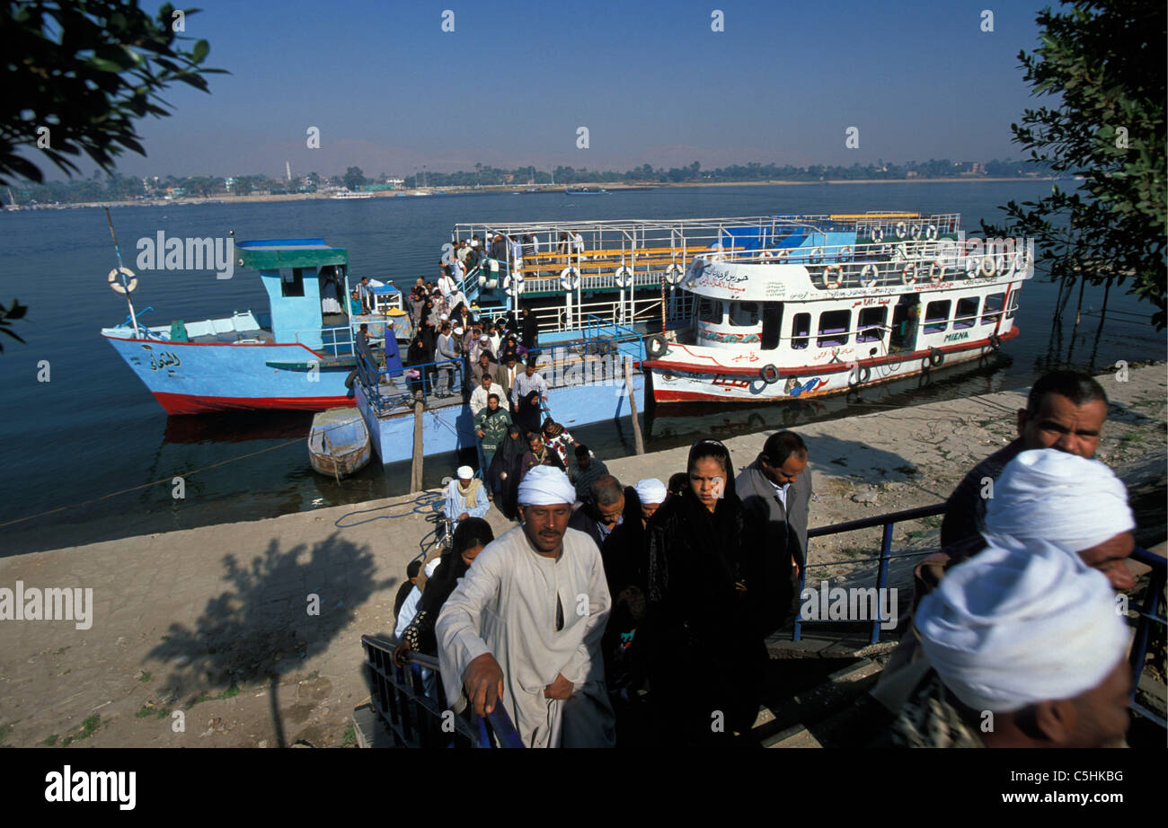 Ägypten, Luxor / Nil. Ostufer. Menschen verlassen die Fähre verbindet west und Ostbank in Luxor. Stockfoto