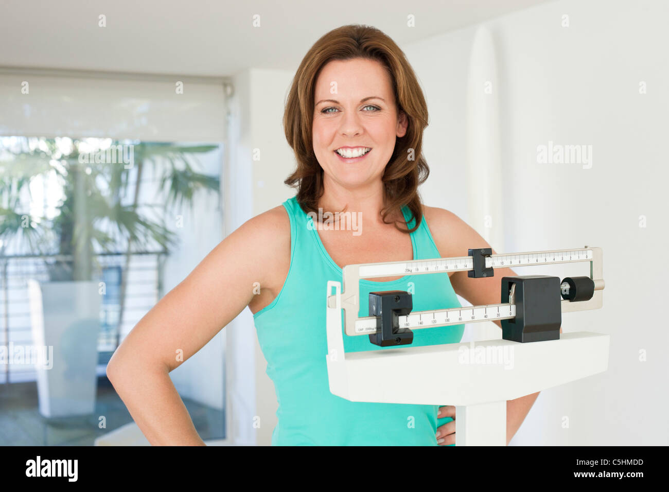 Frau mit einem Gewicht von selbst Stockfoto