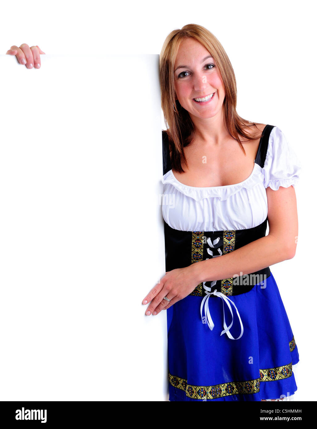 Schöne Frau in einem traditionellen Dirndl Kostüm Oktoberfest feiern mit einem leeren Schild für Textfreiraum Stockfoto