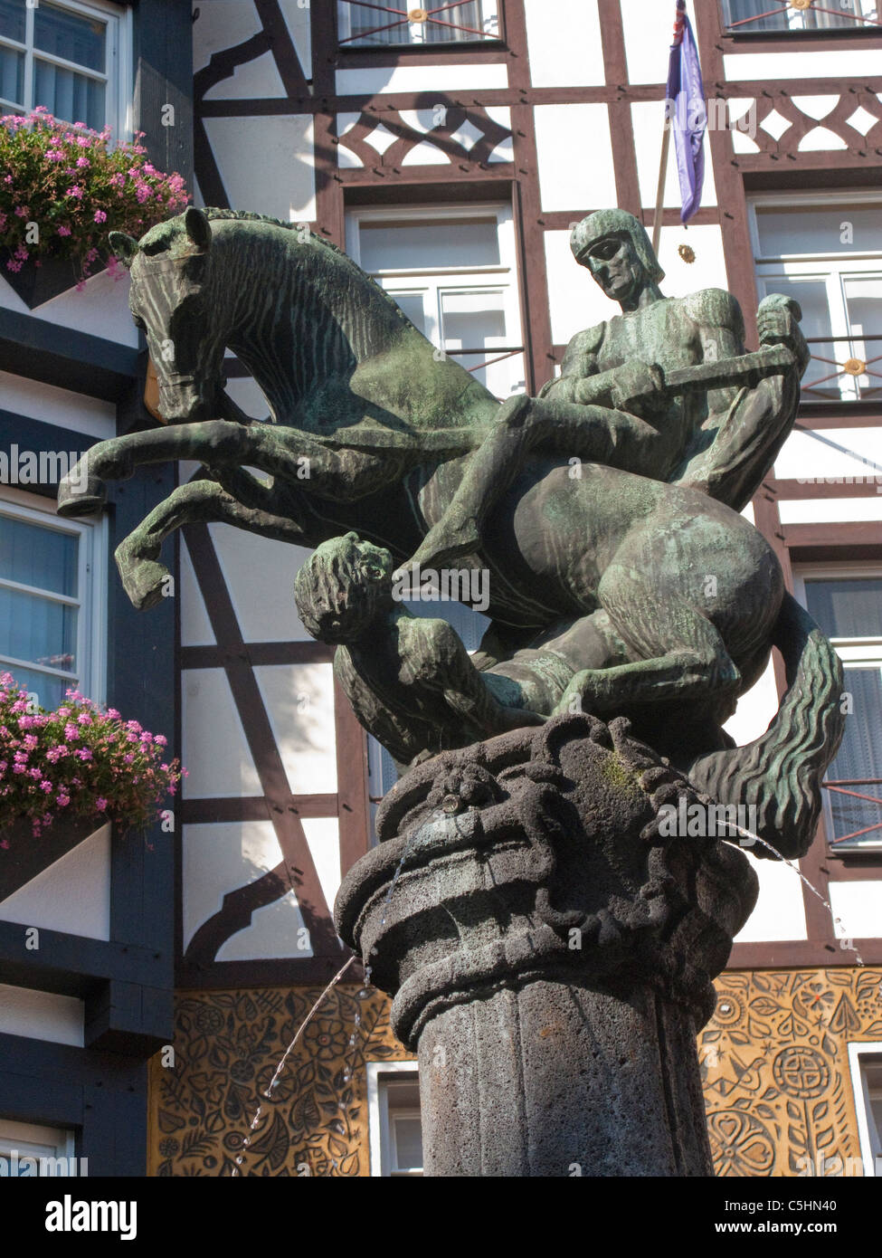 Historischer Brunnen, Statue des Heiligen Martin, Cochem, Heiligen Saint-Martin-Statue an der Brunnen, Cochem, Mosel Stockfoto