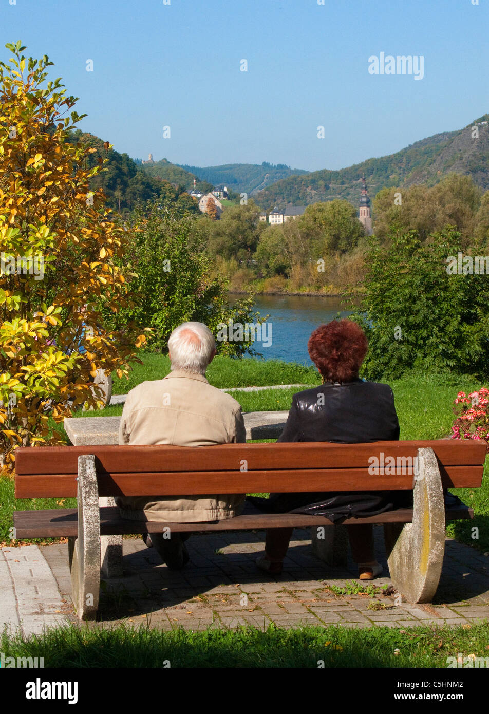 Senioren Auf Einer Parkbank Mit Blick Auf Die Mosel, Cochem, altes Ehepaar auf einer Bank mit Blick auf Mosel Fluß, Herbst, Mosel Stockfoto