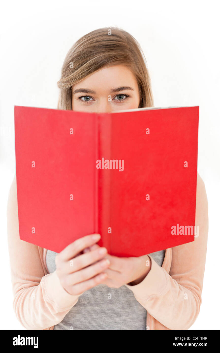 Teenager-Mädchen lesen Stockfoto
