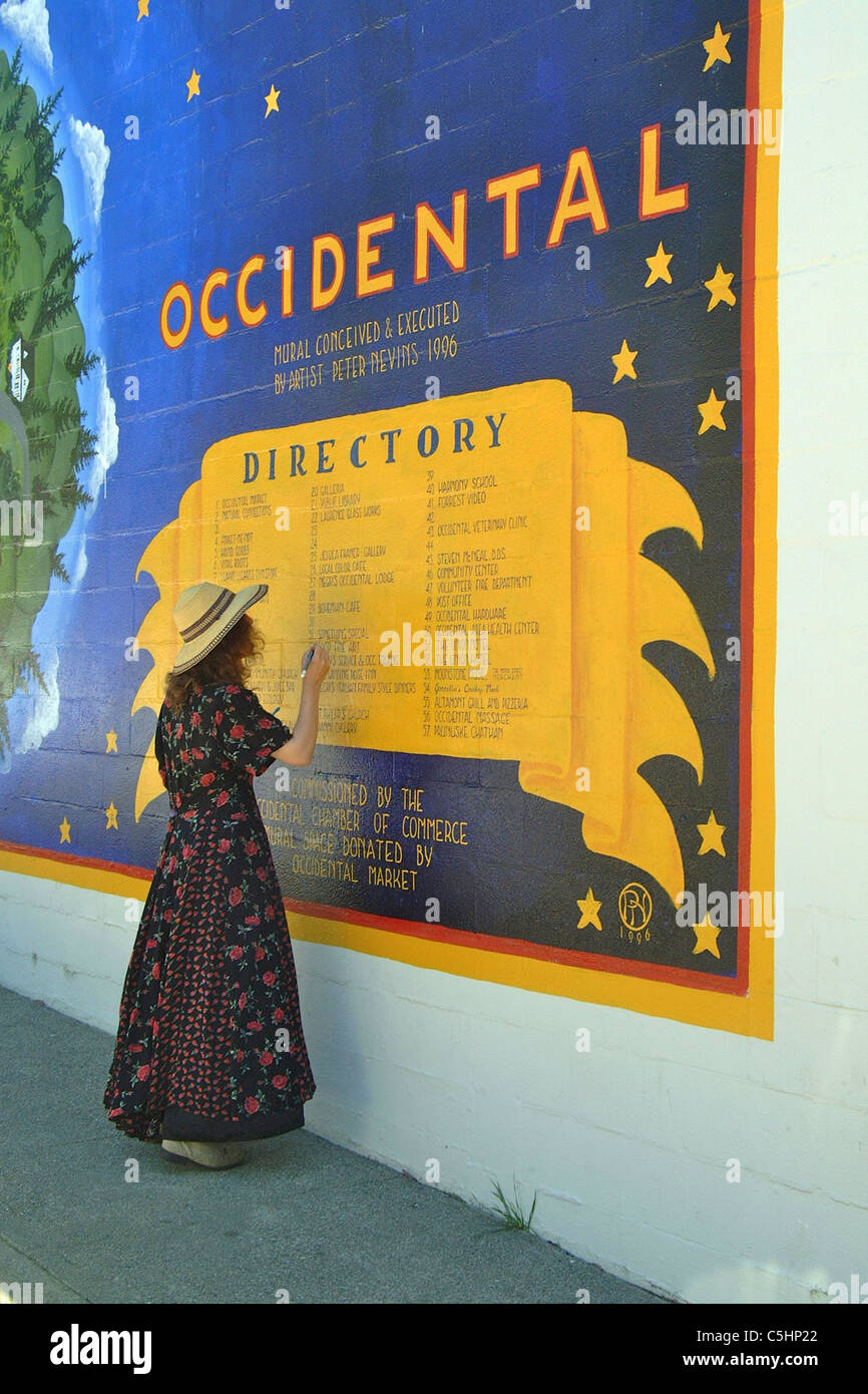 Ein Künstler ist dem abendländischen Stadtplan Retusche, die an der Seite eines Gebäudes gemalt ist. Stockfoto