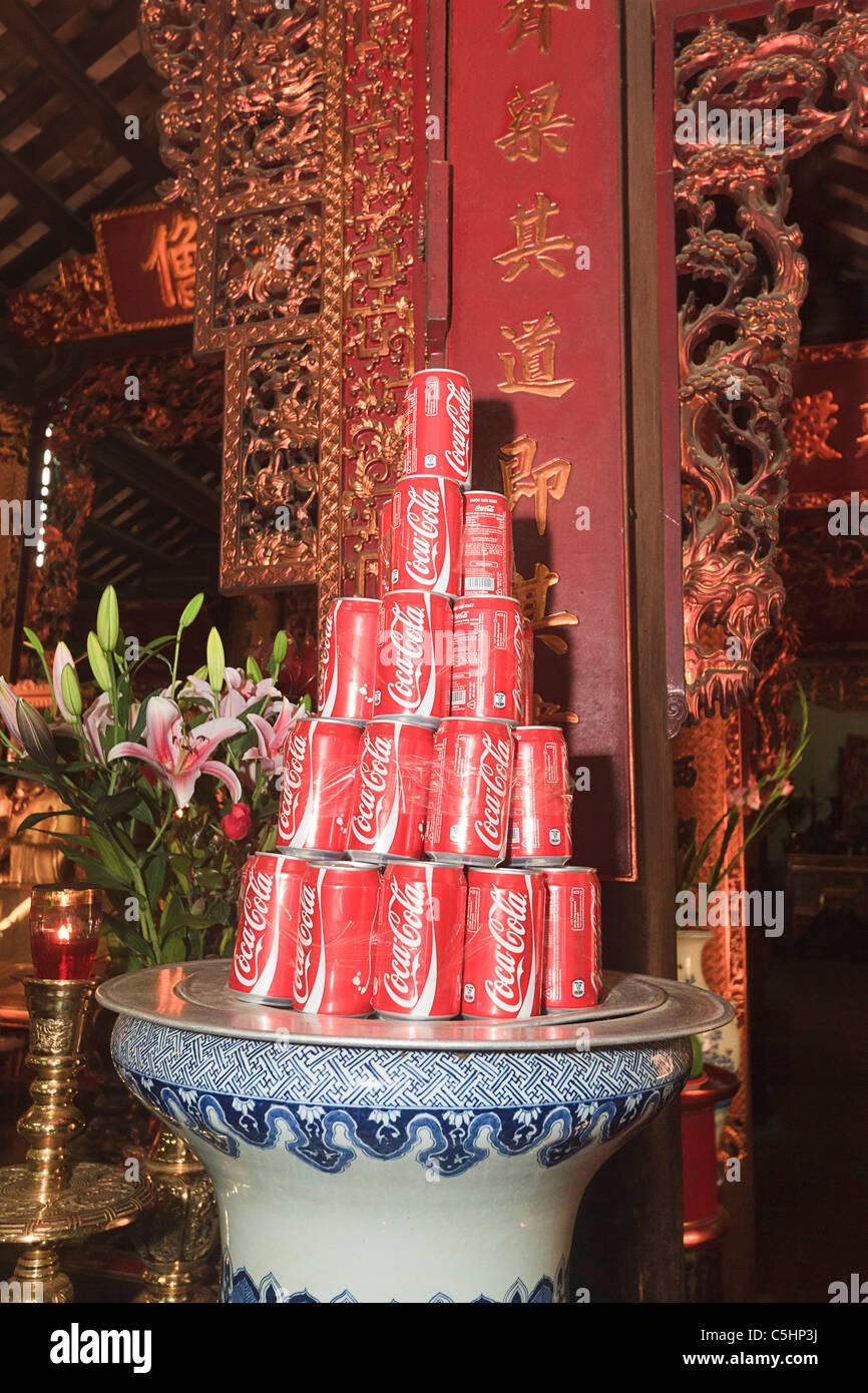 Coca Cola-Dosen religiöse Angebot im Inneren Tran Quoc Pagode, ein buddhistischer Tempel und der älteste von allen Pagoden in Hanoi bilden, Stockfoto