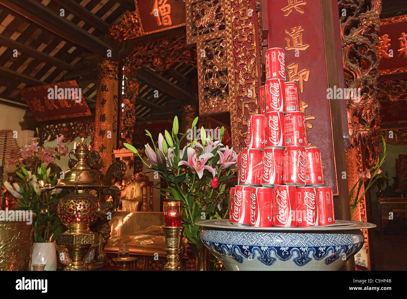 Coca Cola-Dosen religiöse Angebot im Inneren Tran Quoc Pagode, ein buddhistischer Tempel und der älteste von allen Pagoden in Hanoi bilden, Stockfoto