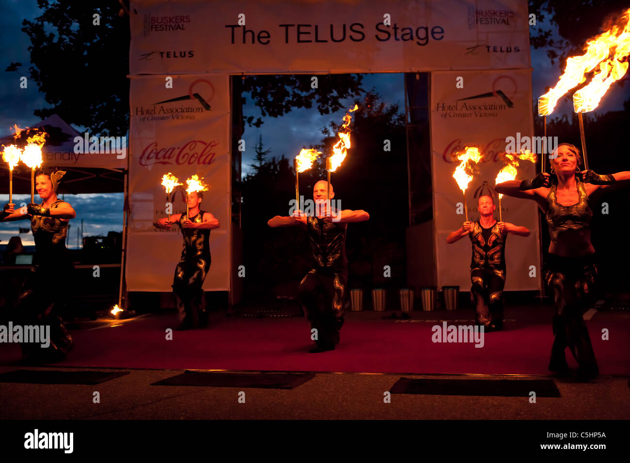 Flamme Oz Feuer Tänzer unterhaltsam bei Victoria International Street Busker Festival-Victoria, British Columbia, Kanada. Stockfoto