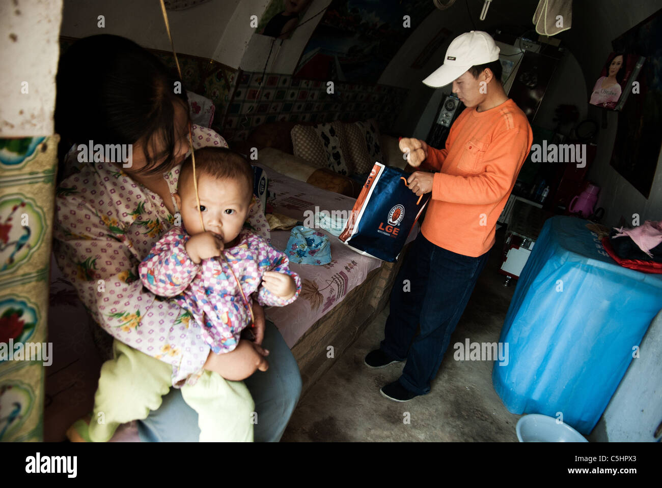junger Bauer Verpackung um zu bewegen zur Stadt, Provinz Ningxia, china Stockfoto
